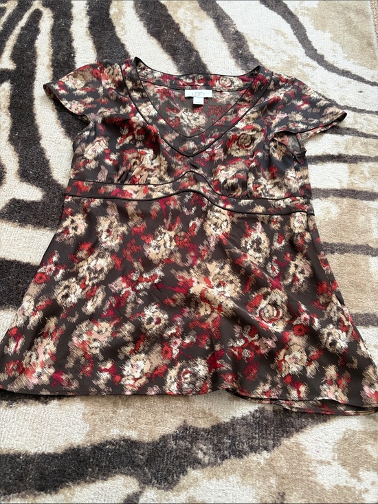 LOFT Tops - LOFT Brown Floral V-Neck Short Sleeve Blouse with Red Accents